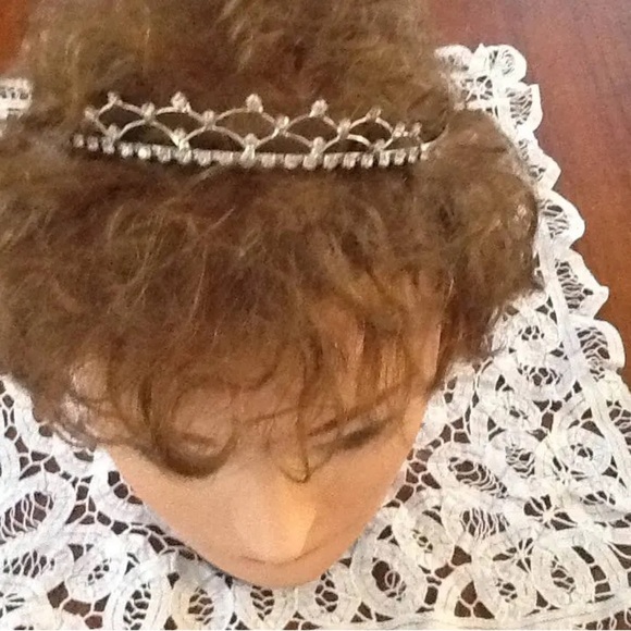 Elegant Silver Hair Tiara with Nature-Inspired Design - Picture 2 of 10